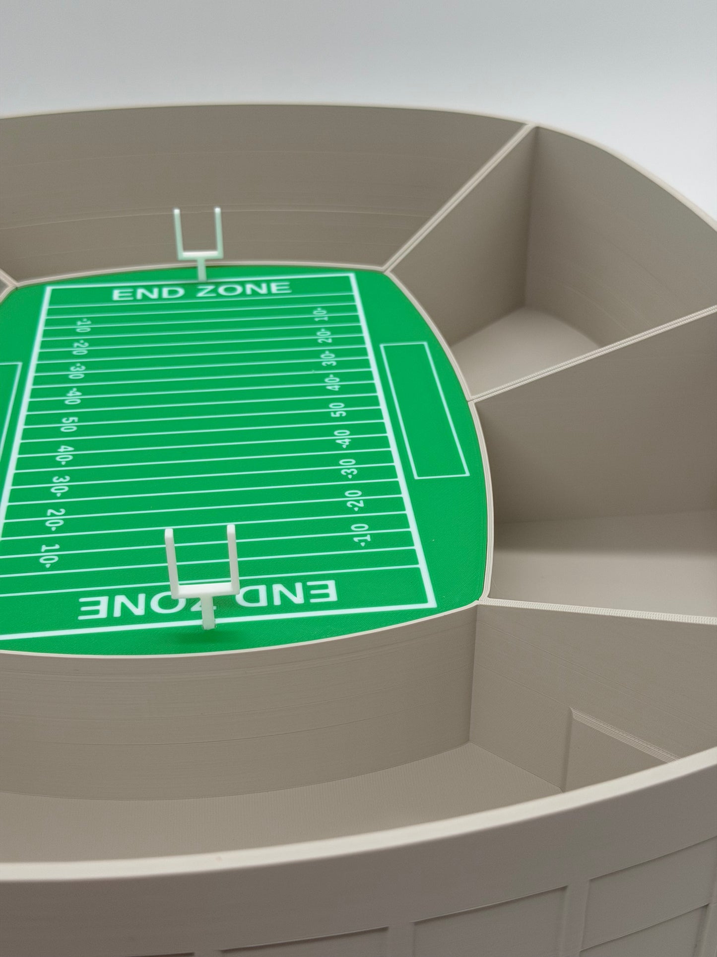 American Football Snack Arena XXL | Football Snackbox mit 6 Fächern | Super Bowl Party Deko | Football Geschenk | Snackschale